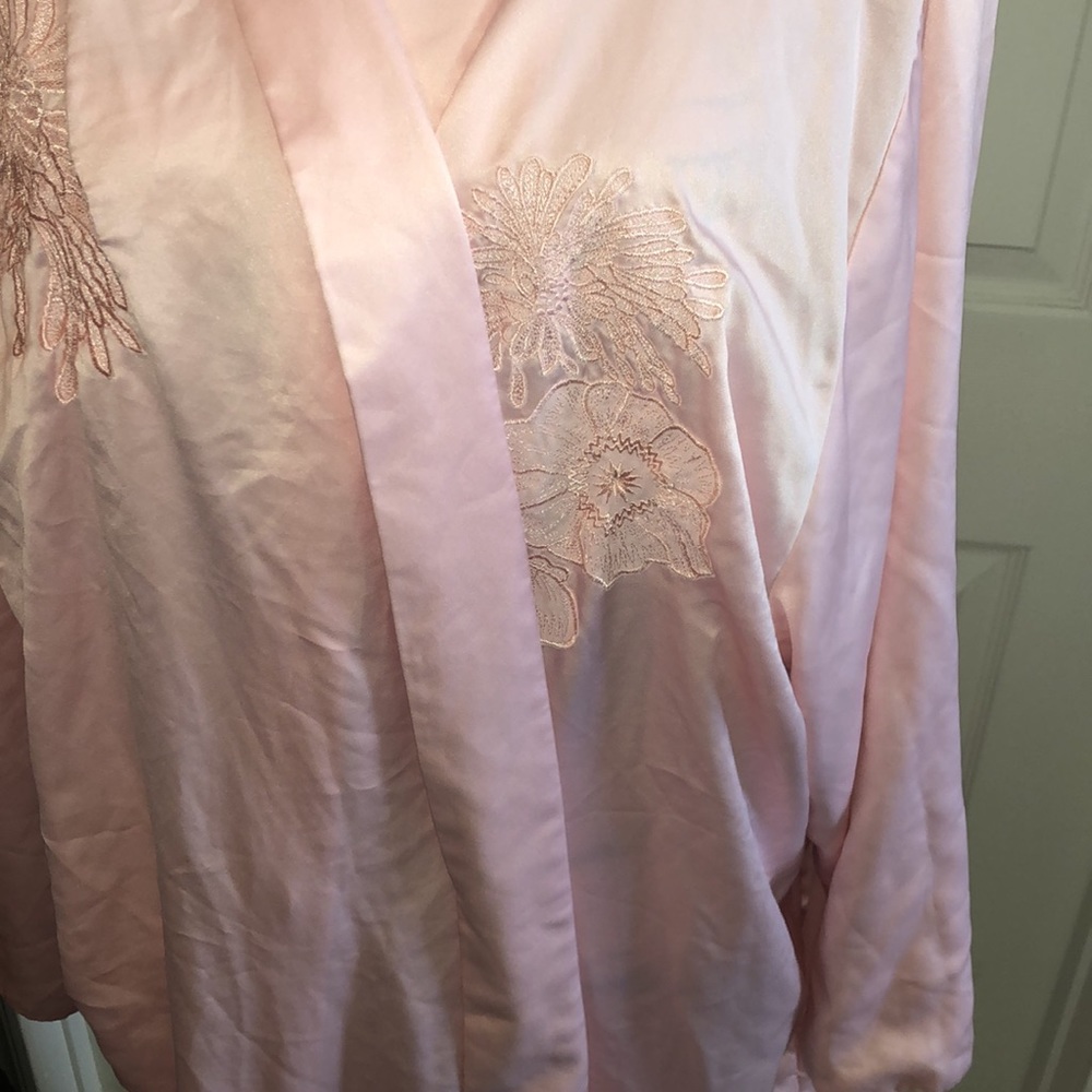 Natori Silk floral Robe - Picture 3 of 9